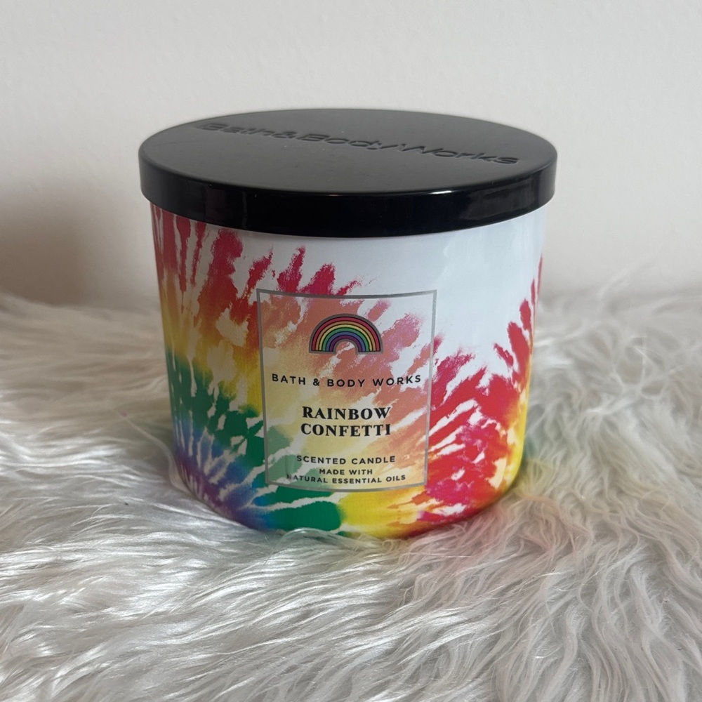 Rare Bath & Body Works Candle 🌈